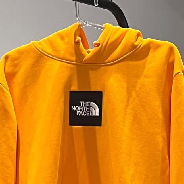 Buzo The North Face colgado en el showroom